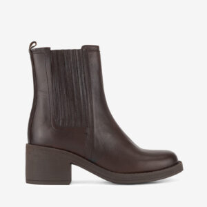 Leather Chelsea Boot With Heel And Leather Detail On The Elastic Strings